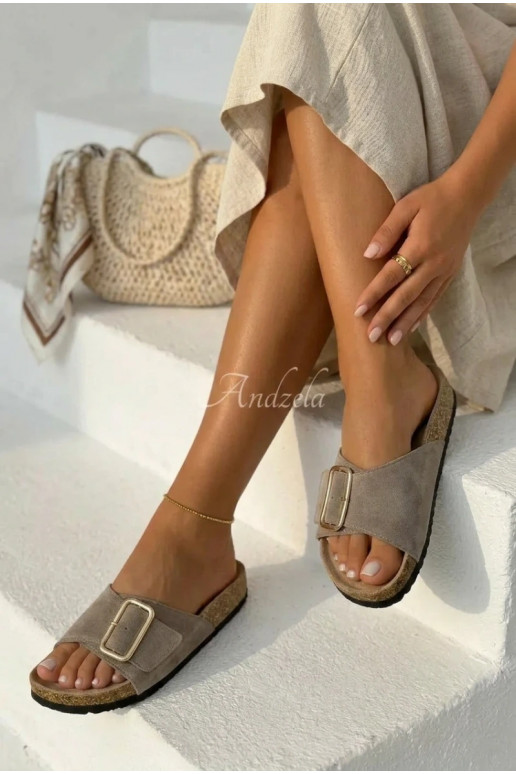 Faux-Suede Damen Hausschuhe mit Schnallen in sandfarbener Ausführung Beryl