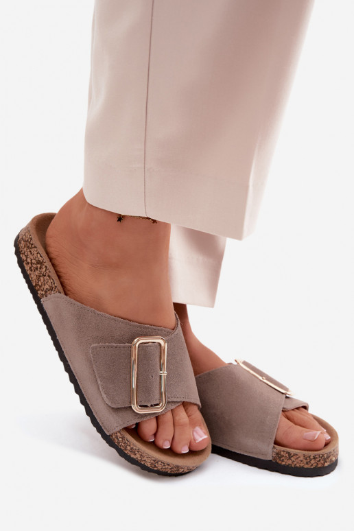 Faux-Suede Damen Hausschuhe mit Schnallen in sandfarbener Ausführung Beryl
