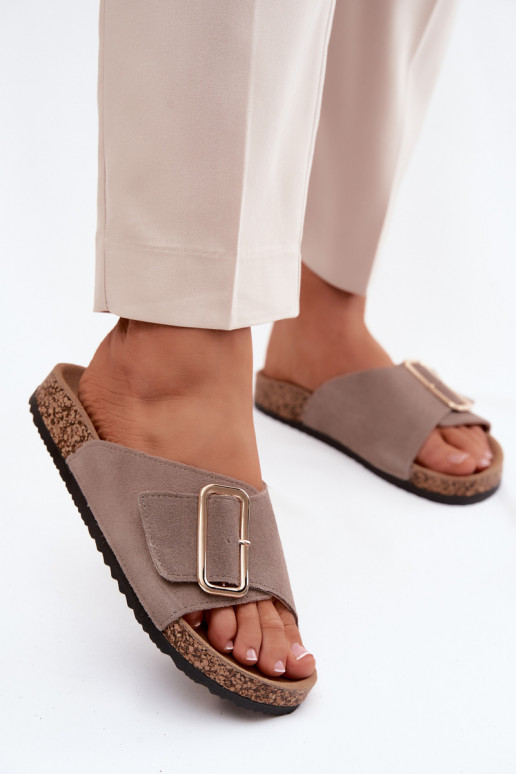 Faux-Suede Damen Hausschuhe mit Schnallen in sandfarbener Ausführung Beryl
