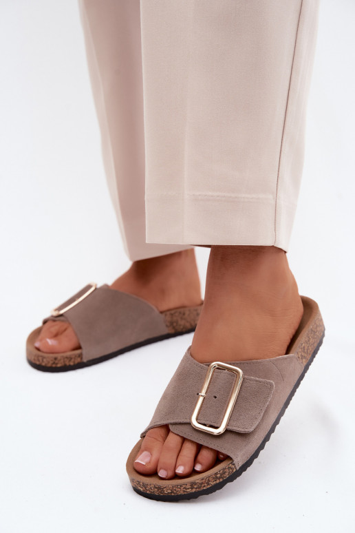 Faux-Suede Damen Hausschuhe mit Schnallen in sandfarbener Ausführung Beryl