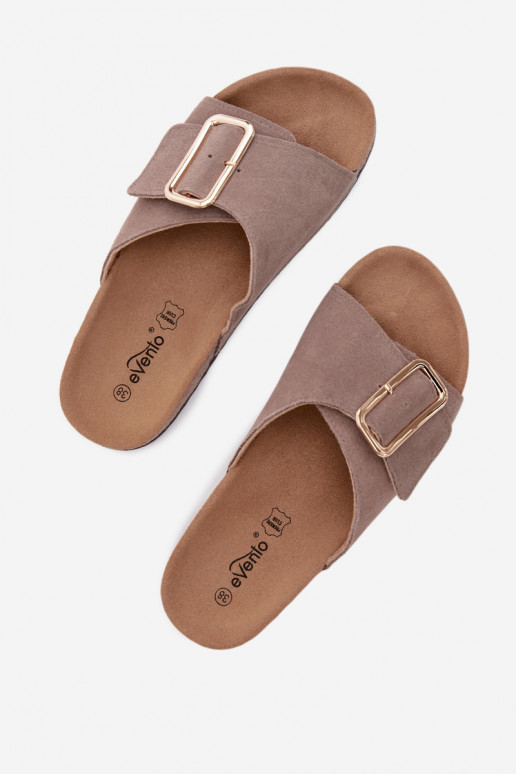 Faux-Suede Damen Hausschuhe mit Schnallen in sandfarbener Ausführung Beryl