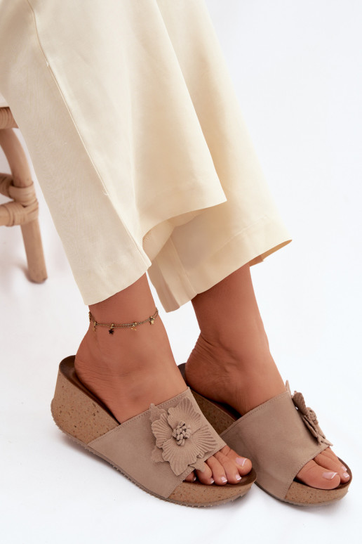 Haut INildleder-Hausschuhe für Damen mit einer Plattform Mit Dekorationen mit Blumenem Zazoo 40312 Cappuccino-Farbe