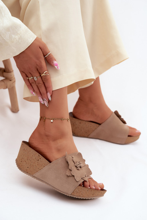 Faux-Suede Damen Hausschuhe mit Plattform und dekorativen Blumen in cappuccinofarbenem Design Zazoo 40312
