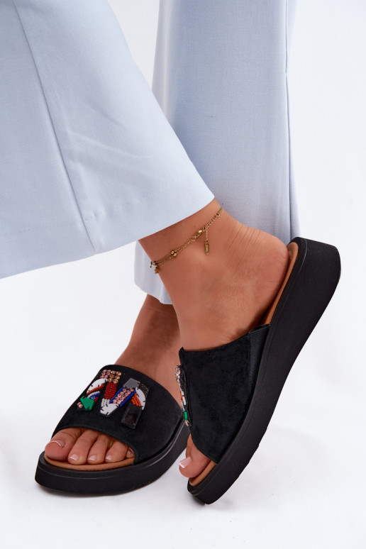 Faux-Suede Damen Hausschuhe mit Ornamenten und Plattform in schwarzer Ausführung Vinceza 66942