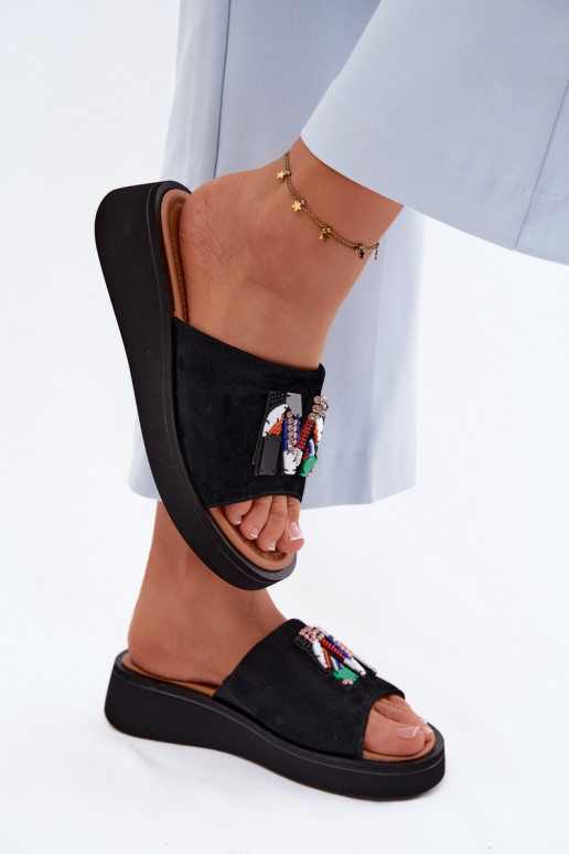 Faux-Suede Damen Hausschuhe mit Ornamenten und Plattform in schwarzer Ausführung Vinceza 66942