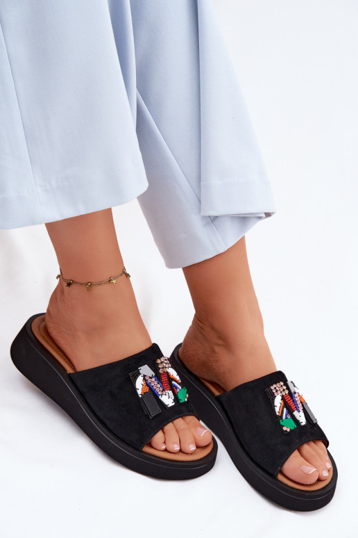 Faux-Suede Damen Hausschuhe mit Ornamenten und Plattform in schwarzer Ausführung Vinceza 66942