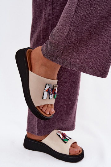 Faux-Suede Damen Hausschuhe mit Ornamenten und Plattform in sandfarbener Ausführung Vinceza 66942