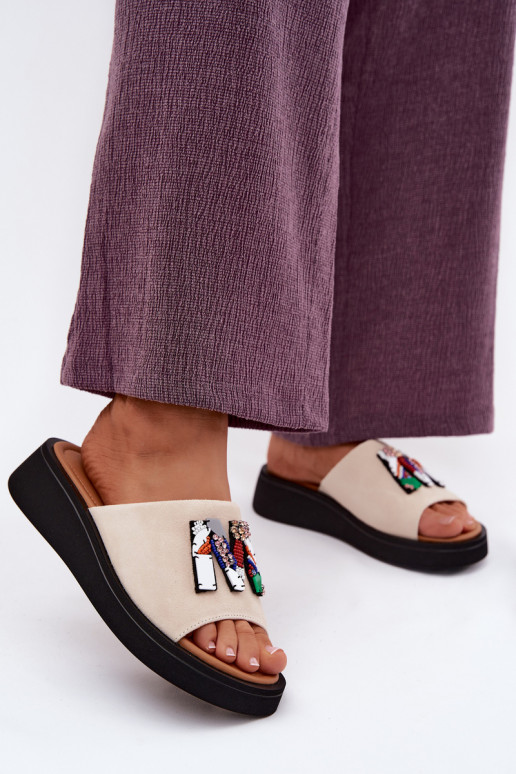 Faux-Suede Damen Hausschuhe mit Ornamenten und Plattform in sandfarbener Ausführung Vinceza 66942