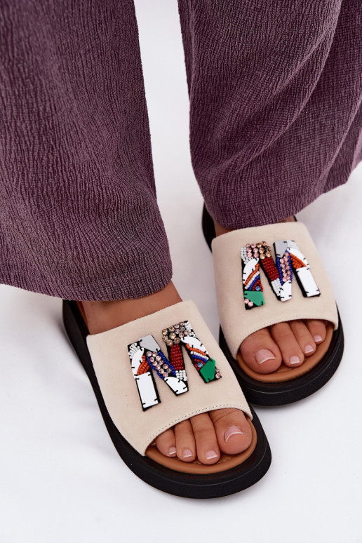 Faux-Suede Damen Hausschuhe mit Ornamenten und Plattform in sandfarbener Ausführung Vinceza 66942
