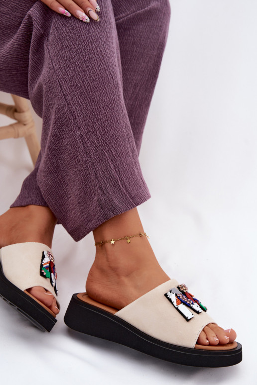 Faux-Suede Damen Hausschuhe mit Ornamenten und Plattform in sandfarbener Ausführung Vinceza 66942