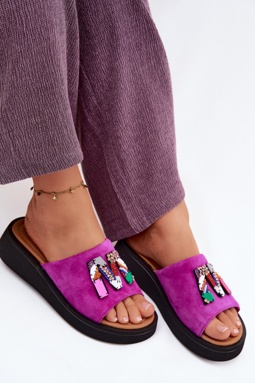 Faux-Suede Damen Hausschuhe mit Ornamenten und Plattform in rosafarbenem Design Vinceza 66942