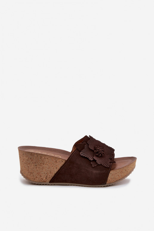 Zazoo 40312 schokoladenfarbene Wildlederslipper mit Plattform und dekorativen Blumenornamenten