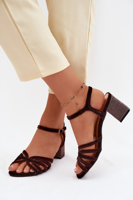 Samtige Damen-Sandalen mit hohen Absätzen in Schokoladenfarbe D&A
