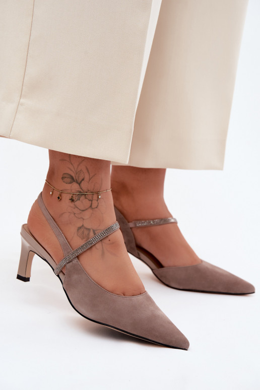 Sandfarbene elegante Wildlederschuhe mit dekorativen Riemen D&A