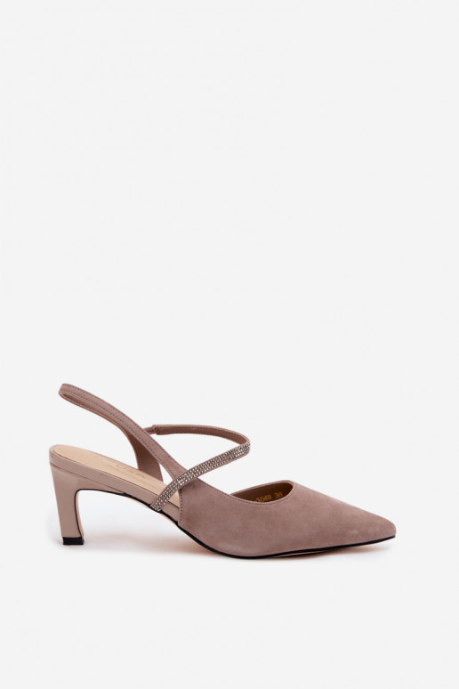 Sandfarbene elegante Wildlederschuhe mit dekorativen Riemen D&A