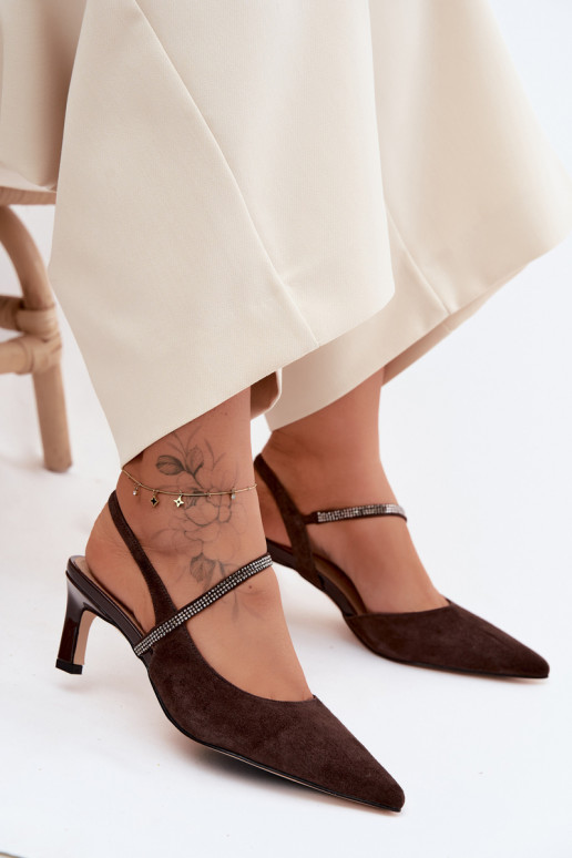 Schokoladenfarbene elegante Wildlederschuhe mit dekorativen Riemen D&A