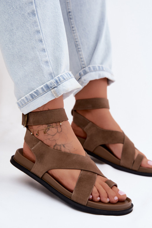 Flache Sandalen aus sandfarbenem Kunstveloursleder