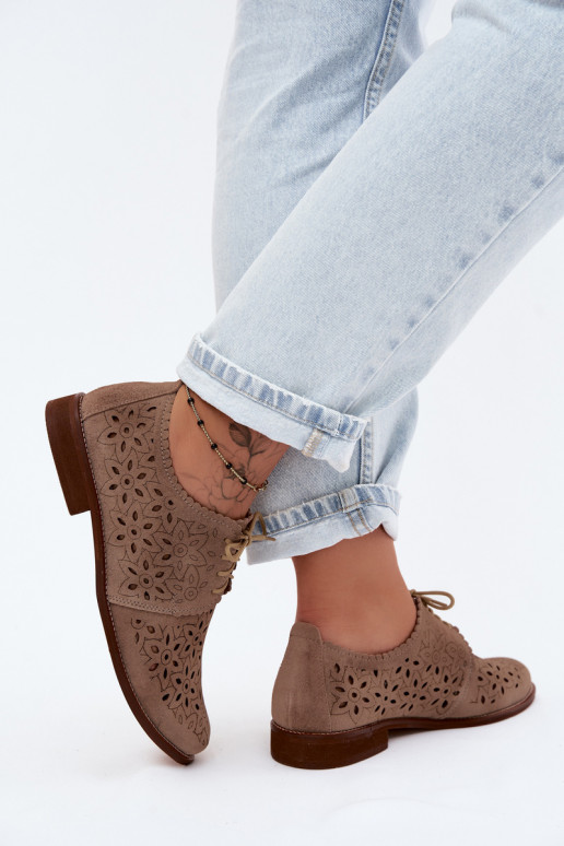 Schuhe aus Kunstveloursleder mit Spitzen-Elementen und breiten Absätzen in Cappuccino