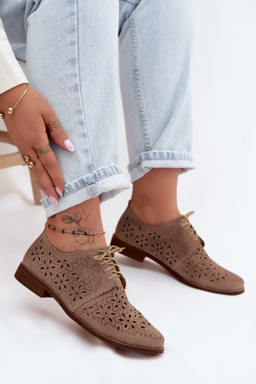 Schuhe aus Kunstveloursleder mit Spitzen-Elementen und breiten Absätzen in Cappuccino