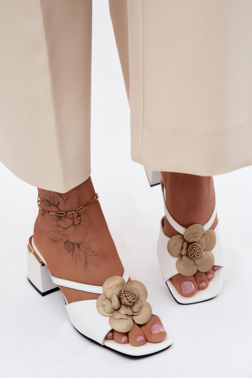 Leder-Pantoletten mit Blume und Absatz in Weiß Catva