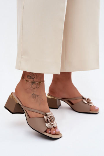 Leder-Pantoletten mit Blume und Absatz in Sandfarbe Catva