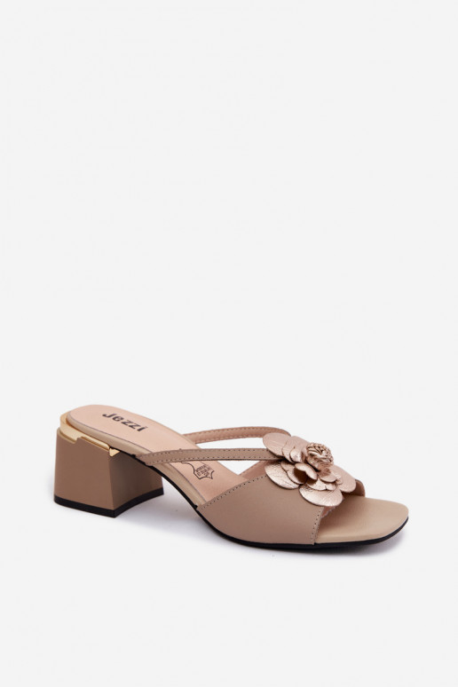 Leder-Pantoletten mit Blume und Absatz in Sandfarbe Catva