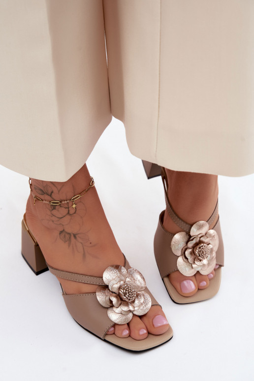 Leder-Pantoletten mit Blume und Absatz in Sandfarbe Catva