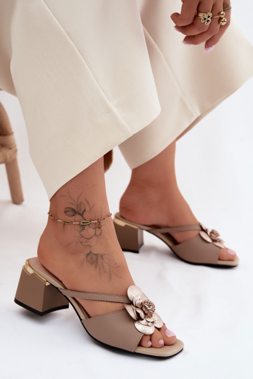 Leder-Pantoletten mit Blume und Absatz in Sandfarbe Catva