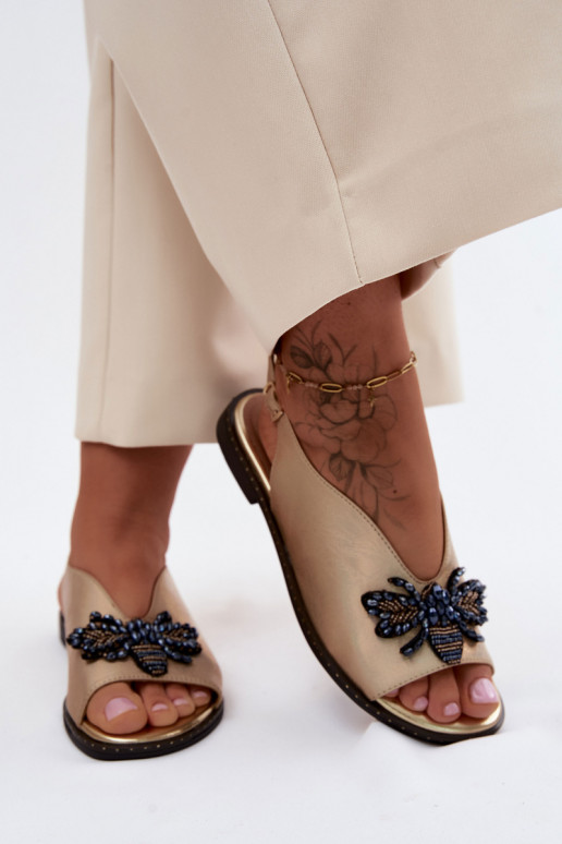 Sandalen mit Glanz und Ornamenten in flachem Gold Russona
