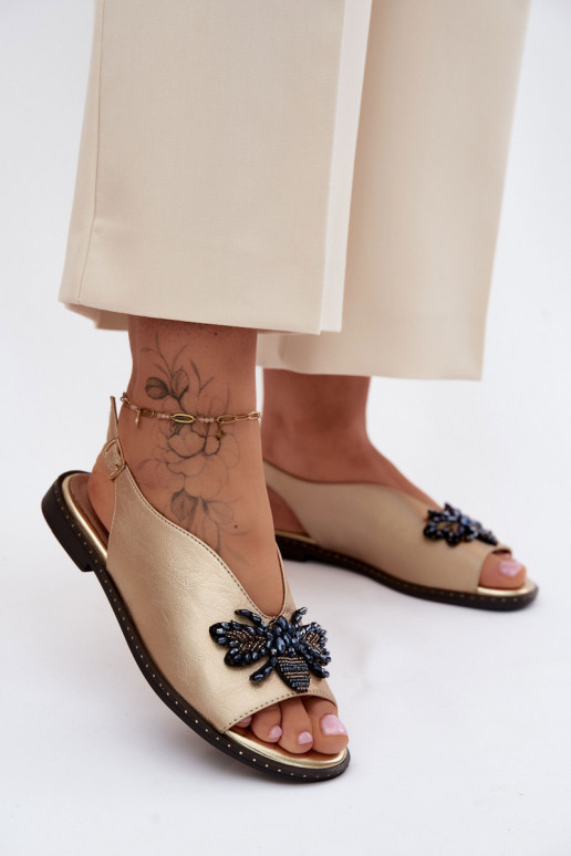Sandalen mit Glanz und Ornamenten in flachem Gold Russona