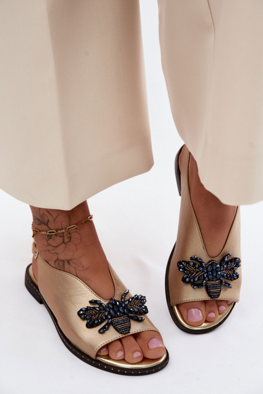 Sandalen mit Glanz und Ornamenten in flachem Gold Russona