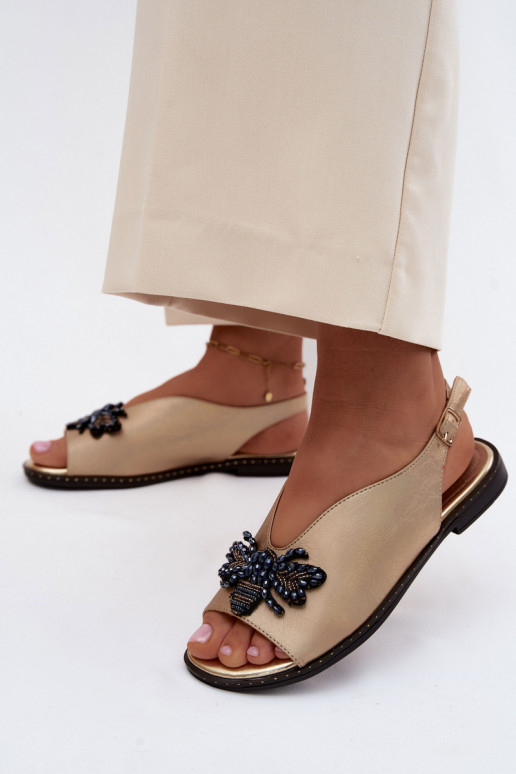 Sandalen mit Glanz und Ornamenten in flachem Gold Russona