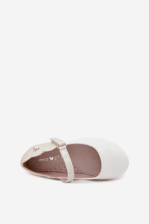 Ballerinas Kindisch mit Riemen mit Klebeverschlüssen I Ozdobnym mit Herzenm Zueiße Farbe Mossy