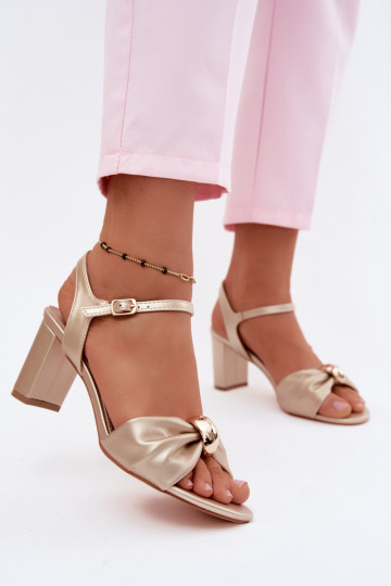 Damen-Sandalen aus Kunstleder mit Absätzen in Goldfarbe Spella 2