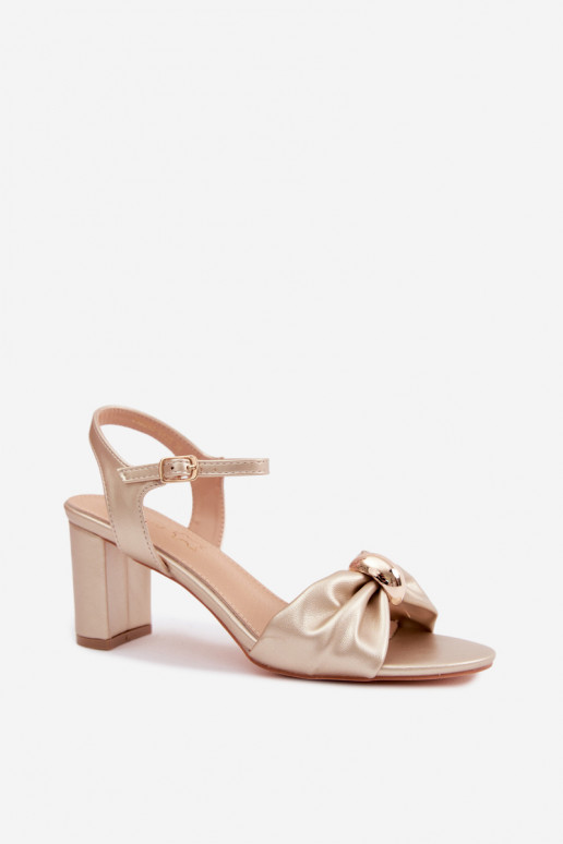 Damen-Sandalen aus Kunstleder mit Absätzen in Goldfarbe Spella