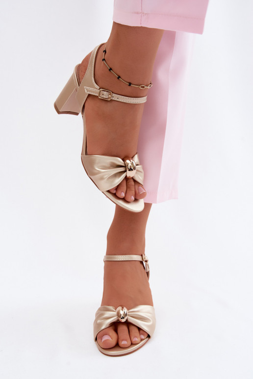 Damen-Sandalen aus Kunstleder mit Absätzen in Goldfarbe Spella