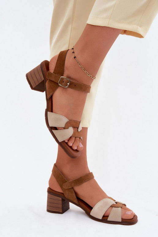 Sandfarbenes Wildleder-Damensandalen mit Absatz