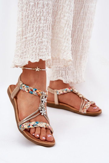 Flache Sandalen für DamenPlecionymi Paskami I Przypinkami Artiker 54C1323 goldene Farbe 2