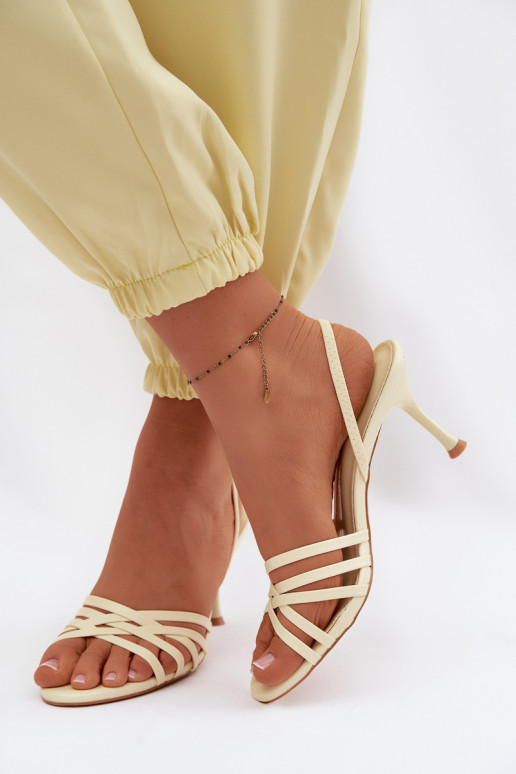 Gelbe Sandalen mit dünnem Absatz und Riemen Velivelle