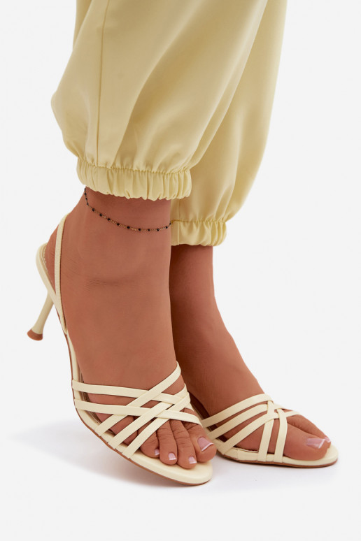 Gelbe Sandalen mit dünnem Absatz und Riemen Velivelle