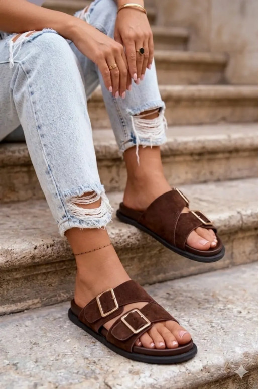 Damen Schokoladenfarbene Slipper aus Kunstvelours mit goldfarbenen Schnallen Selissea