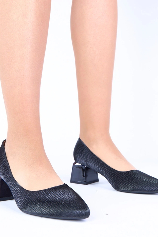 Schwarze Pumps mit niedrigem Absatz und silbernen Akzenten Vallisa