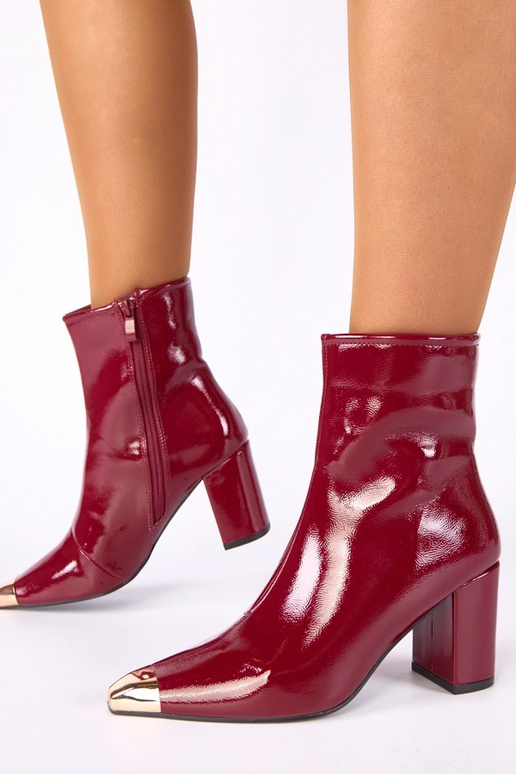 Bordeauxfarbene lackierte Stiefeletten mit goldenem Zeh Marilyn