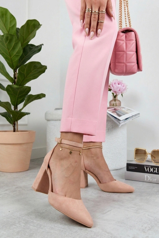 Rosa Lollis auf einem Sockel Ava
