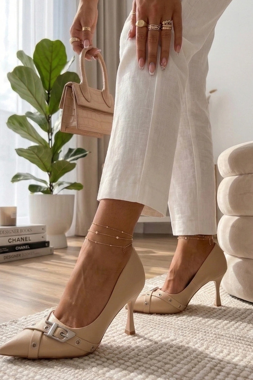 Sandfarbene Stilettos mit einer dekorativen Schnalle Aeliana
