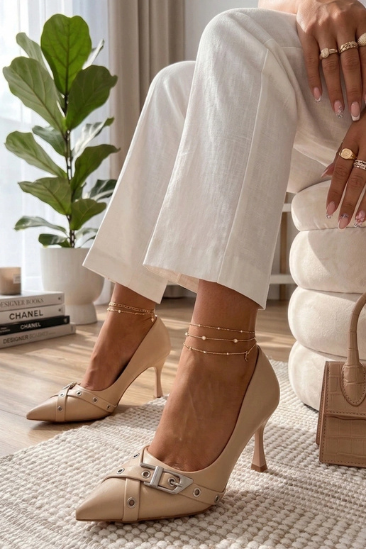 Sandfarbene Stilettos mit einer dekorativen Schnalle Aeliana