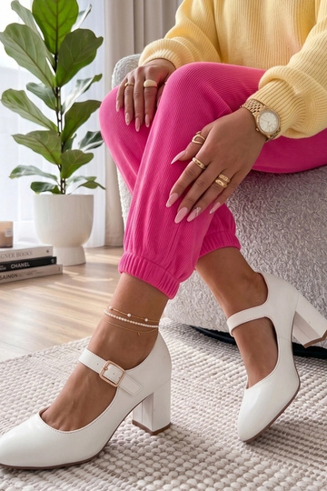 Weiße Lollis auf einem Sockel Adelajda