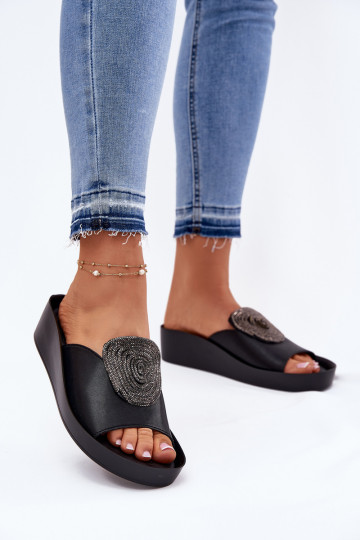 Schwarze Damen-Lederslipper mit Ornamenten KV51-028