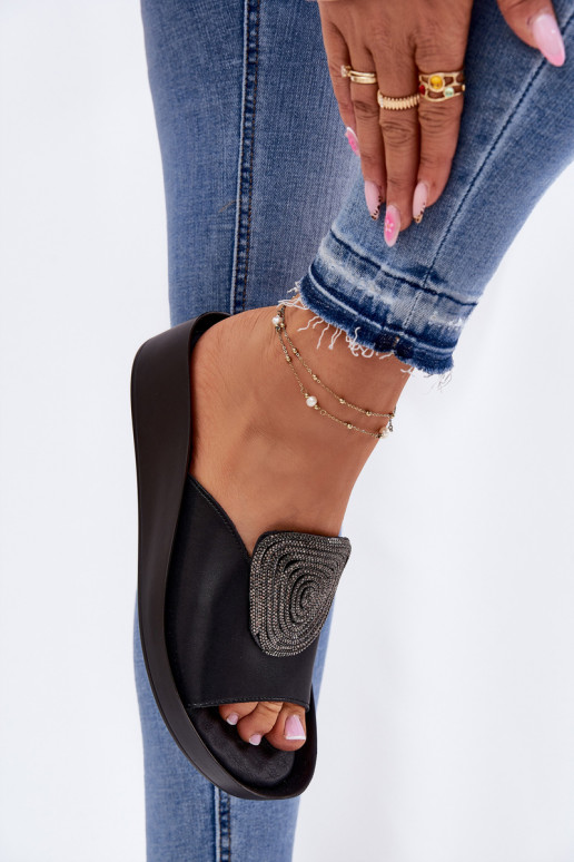 Schwarze Damen-Lederslipper mit Ornamenten KV51-028