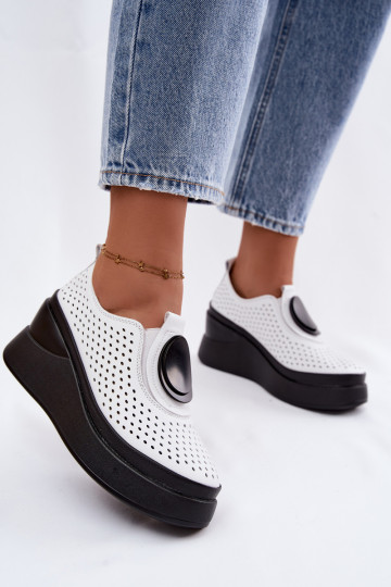 Weiße Damenschuhe mit Ausschnitten und dekorativer Plattform 2